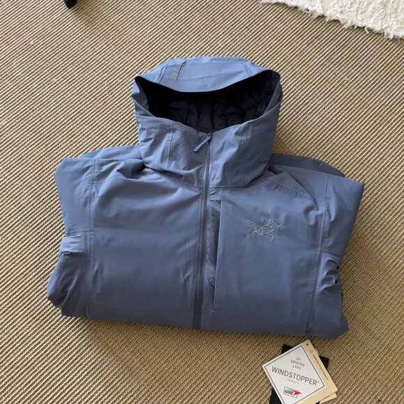 The Arc'teryx blue down jacket is a great ski jacket. Size M - Picture 8 of 8